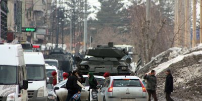 Yüksekova'da polis çarşı merkezini boşalttı