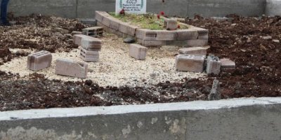 Kendini iyi hissetmesi için mezara duvar ördürdüm