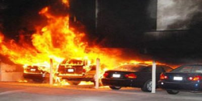 Beyoğlu'nda 2 araç ateşe verildi