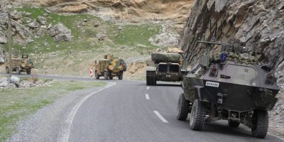 Çukurca'dan Yüksekova'ya tank sevkiyatı yapıldı