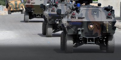 Nusaybin'de Polis aracı ile askeri zırhlı araç çapıştı