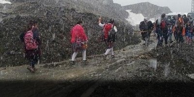 Yağışlar Durankaya beldesi yolunu ikiye böldü