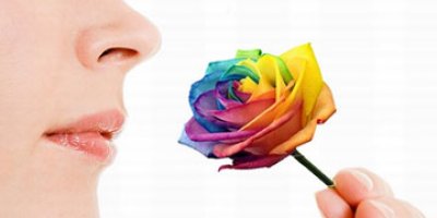 Yasaklı ilçede evin balkonuna çıkan 2 kardeş vuruldu