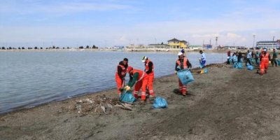 Van Gölü’nde 5 Ton Çöp Toplandı
