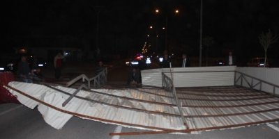 Rüzgar çatıları uçurdu