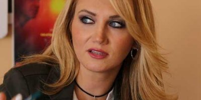 HDP'li sanatçı Pınar Aydınlar gözaltına alındı