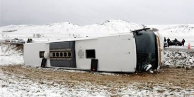 Yolcu otobüsü devrildi: 1 ölü, 13 yaralı