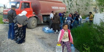 Yüksekova'da İtfaiye ekipleri vatandaşlara su dağıtıyor