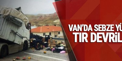 Van'da Sebze Yüklü Tır Devrildi