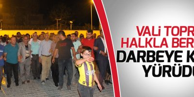 Hakkari Valisi Toprak, darbeye karşı yürüdü