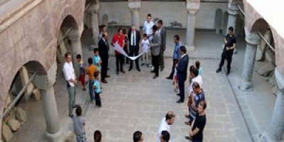 Hakkari Valisi Toprak tarihi mekanları ziyaret etti