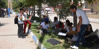 Yüksekova'da açık havada resim kursu