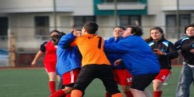 Yeşil sahada kadın kavgası