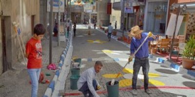 Hakkari’nin şemsiyeli sokağı boyanıyor