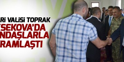 Hakkari valisi Toprak Yüksekova’da vatandaşlarla bayramlaştı