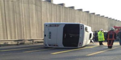 Polis minibüsü devrildi: 12 yaralı