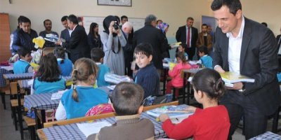 AK Parti Beşiktaş İlçe Başkanı Yüksekova’da öğrencilere hediye dağıttı