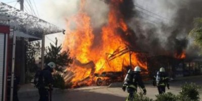 Kopan elektrik telleri çatıya düştü: 2 işyeri kül oldu