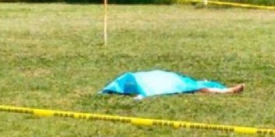 Kırmızı kart gösteren hakemi öldürdü