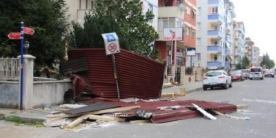 Şiddetli rüzgar çatıları uçurdu