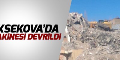 Yüksekova'da iş makinesi devrildi