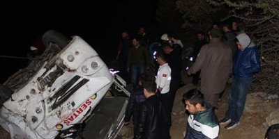 İşçi minibüsü şarampole yuvarlandı