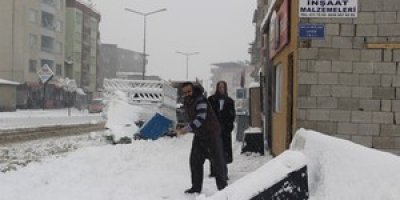 Hakkari'de 9 köy 22 mezra yolu ulaşıma kapandı