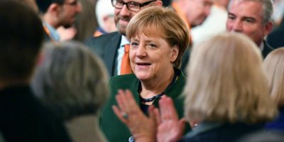 Partililer Merkel'i terletti