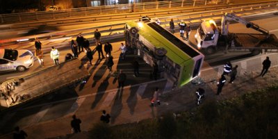 Yolcu otobüsü devrildi : 10 yaralı