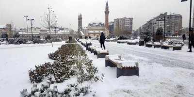 Sivas beyaza büründü