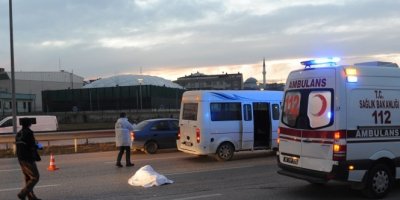 Servis aracı yayaya çarptı; 1 ölü