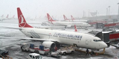 Kar ve tipi hava ulaşımını engelledi
