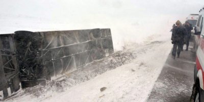 3 yolcu otobüsü devrildi: 25 yaralı