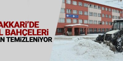 Hakkari’de okul bahçeleri kardan temizleniyor