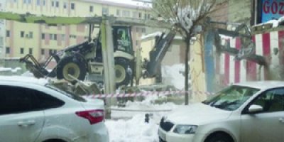 Yıkımı yapılan binanın yanında araçlar park etti