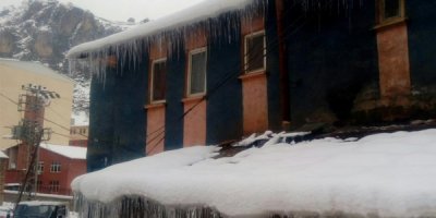 Çukurca’da buz kütleleri bir metreyi aştı