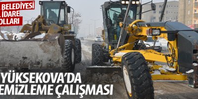 Yüksekova'da kar temizleme çalışması yapıldı