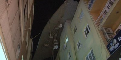 Bir evin çatısı uçtu