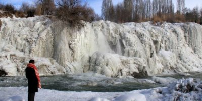 Muradiye Şelalesi tamamen dondu
