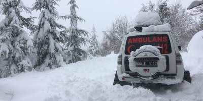 Mahsur kalan hastalara, kar paletli ambulanslarla ulaşılıyor