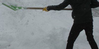 Kar temizlerken çatıdan düştü