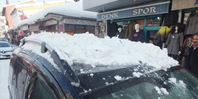 Çatıda biriken kar kütlesi aracın üzerine düştü