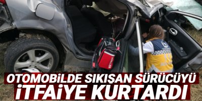 Otomobilde sıkışan sürücüyü itfaiye kurtardı