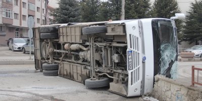 Kaza yapan işçi servisi devrildi