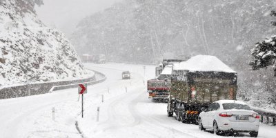 İzmir'de 200 araç mahsur kaldı