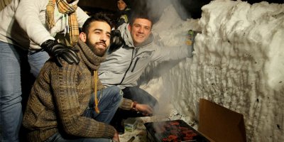 Uludağ’da kar üstünde mangal keyfi