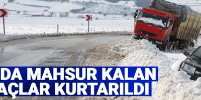 Karda mahsur kalan araçlar kurtarıldı