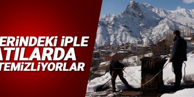 Bellerindeki iple çatılarda kar temizliyorlar