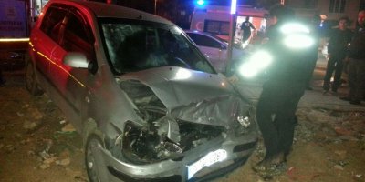 İki otomobil çarpıştı: 2 Yaralı