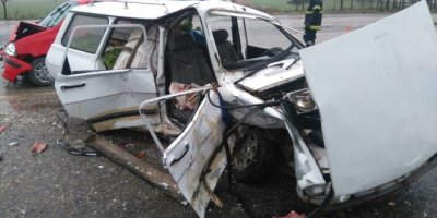 Hurdaya dönen araçtan sağ çıktılar